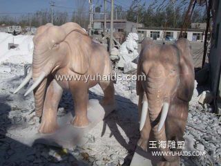 单体 站立的大象石雕